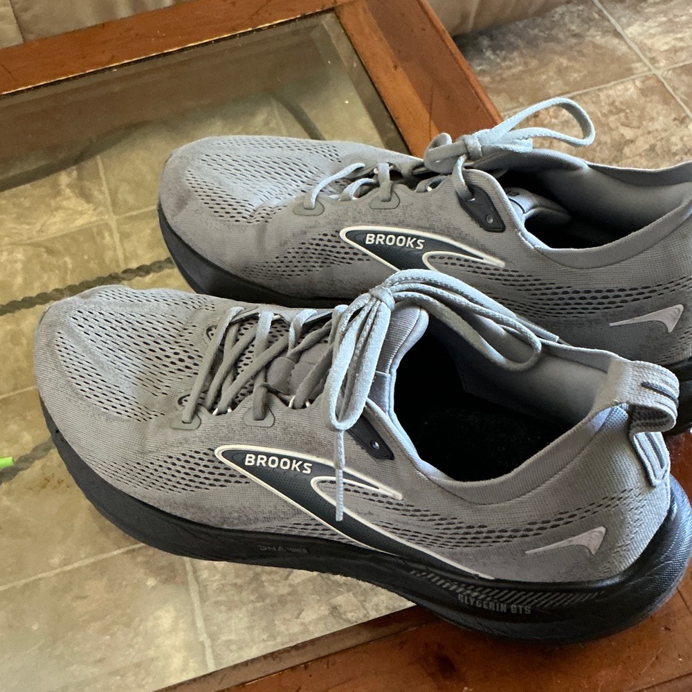 Brooks Men's Athletic Gray and Black Shoes